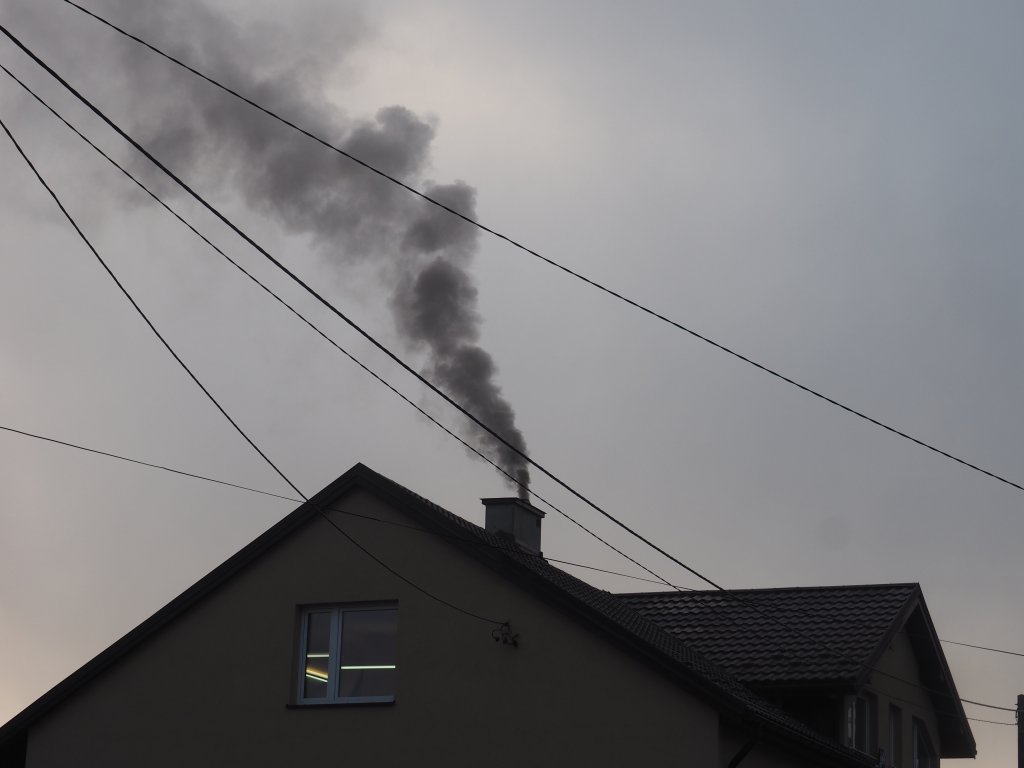 Obrazek przedstawiający dom z dymiącym kominem